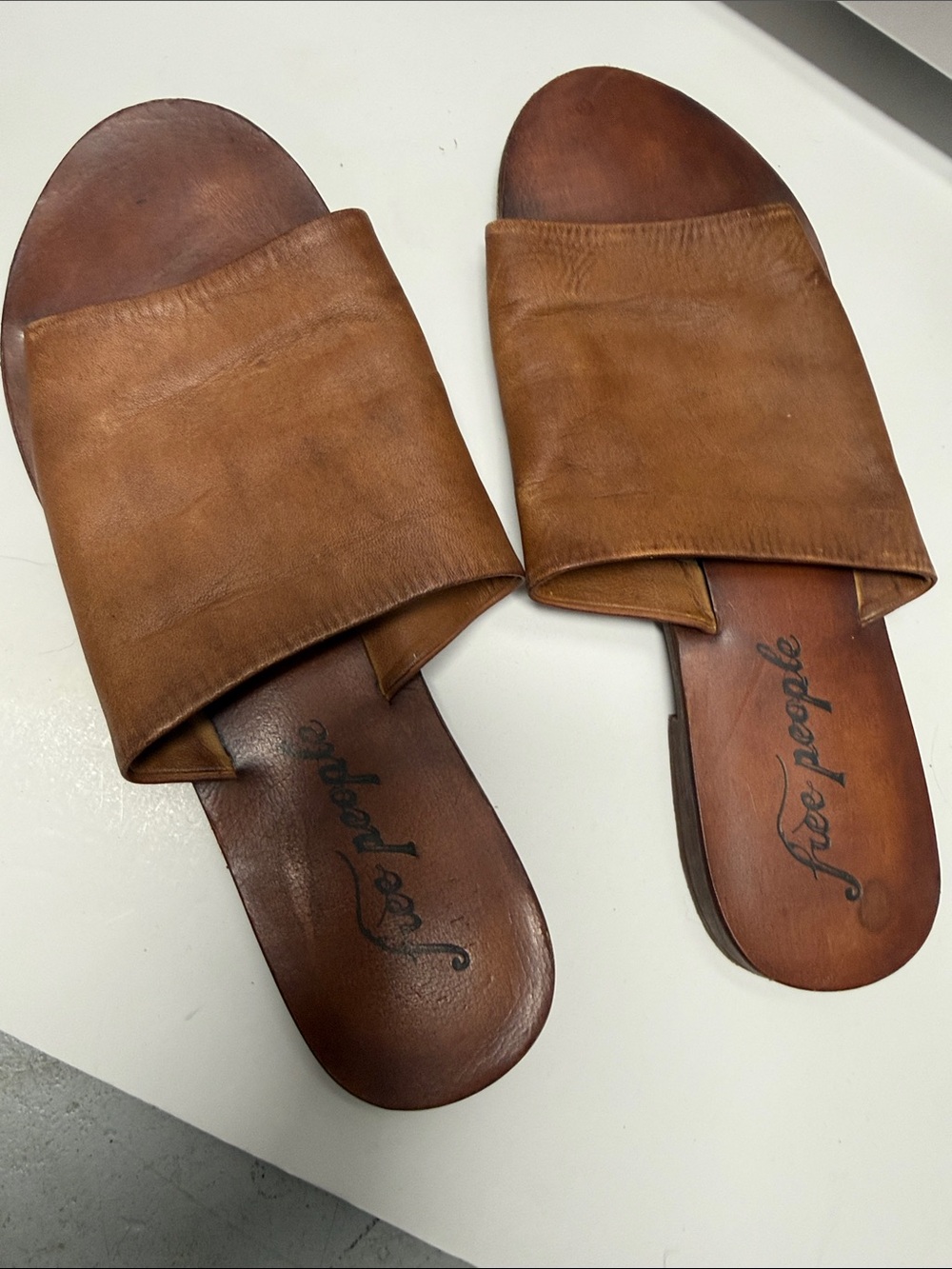 Free People Womens - Size 8.5 Cognac Leather Slide Sandals - Great Condition - Picture 2 of 3